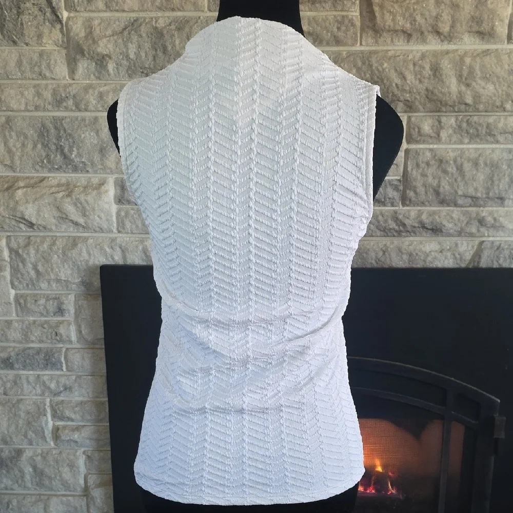 red By BKE Women's White Textured Sleeveless Keyhole Top. Size Large